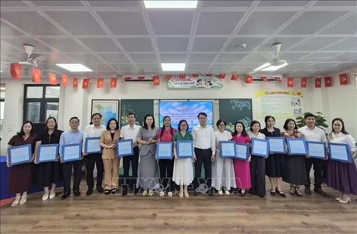 Khen thưởng các đơn vị tham gia thí điểm mô hình.