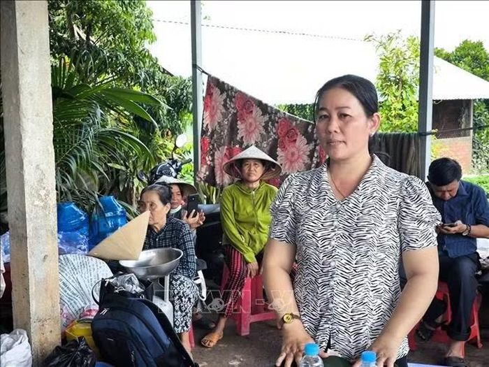 Phó Chủ tịch Ủy ban Mặt trận Tổ quốc Việt Nam tỉnh Vĩnh Long Nguyễn Thị Tuấn Thanh chia sẻ khó khăn với người dân khu vực cồn Cái Gà.