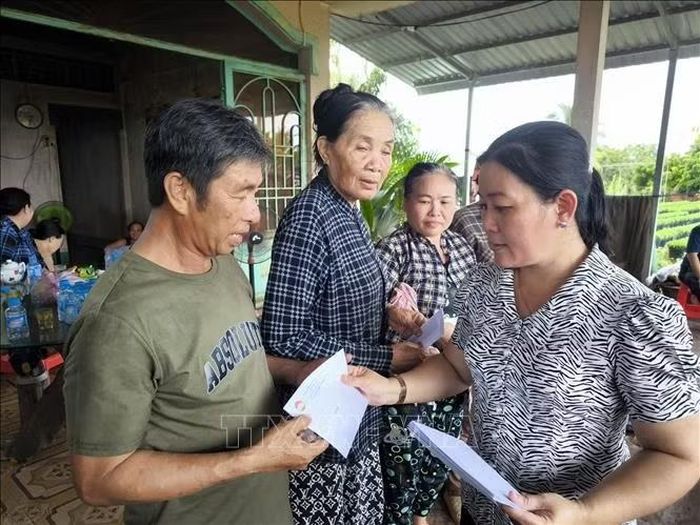 Tặng quà cho người dân khu vực cồn Cái Gà.