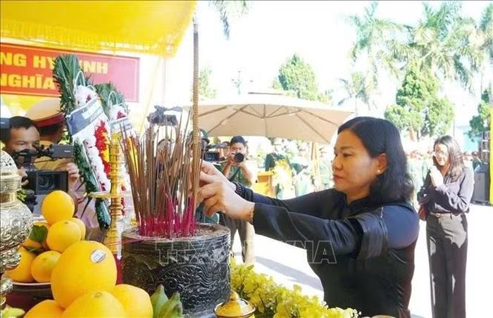 Bà Nguyễn Thị Tuyến, Phó Bí thư Đảng ủy Chính phủ, thành kính dâng hương tưởng niệm, tri ân các Anh hùng Liệt sĩ.
