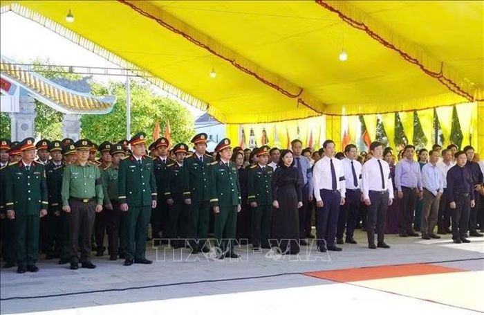 Các đại biểu dự Lễ truy điệu và an táng 30 hài cốt liệt sĩ tại Quảng Trị.