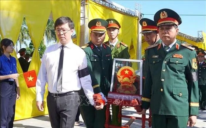 Lãnh đạo tỉnh Quảng Trị cùng di chuyển hài cốt liệt sĩ đến nơi an táng.