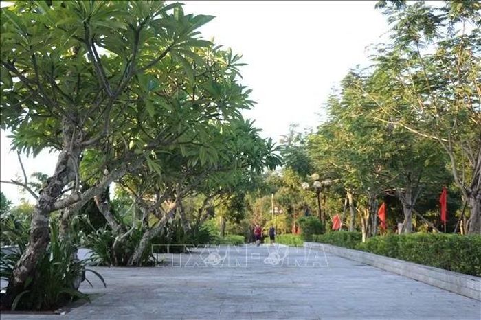 Khuôn viên nơi an nghỉ của Cụ Huỳnh Thúc Kháng tọa lạc trên núi Thiên Ấn, phường Trương Quang Trọng, tỉnh Quảng Ngãi. Ảnh: Phạm Cường/TTXVN