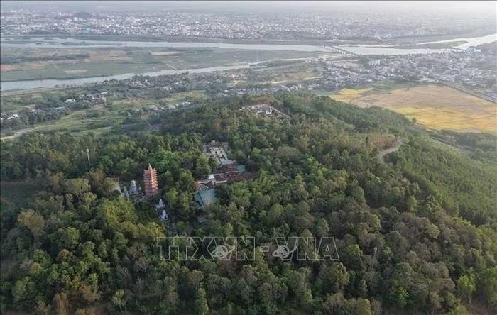 Đỉnh núi Thiên Ấn, phường Trương Quang Trọng, tỉnh Quảng Ngãi, nơi yên nghỉ của cụ Huỳnh Thúc Kháng. Ảnh: Phạm Cường/TTXVN
