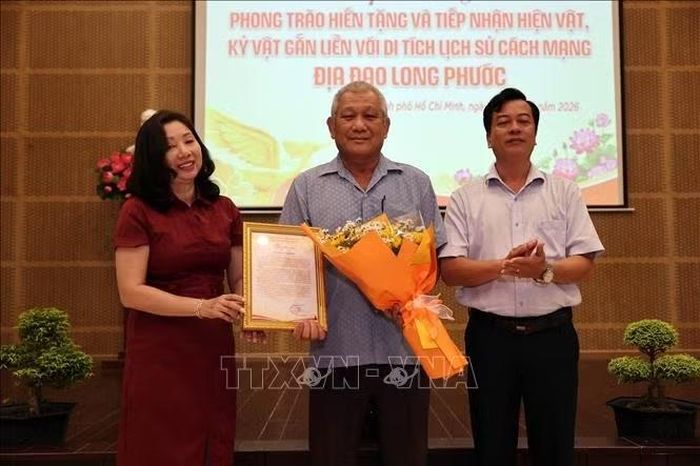 Trao thư khen, cảm ơn cho Nhà sưu tầm Lý Thanh Bình đã tặng lại Bảo tàng 2 khẩu súng và chiếc muôi quân dụng của lực lượng Quân đội Úc từng để lại trên chiến trường Bà Rịa - Vũng Tàu.