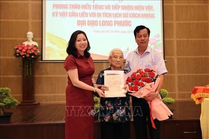 Bà Mã Tuyết Mai, nguyên Cán bộ lão thành, trao kỷ vật của chồng mình (ông Nguyễn Minh Ninh) cho Bảo tàng.