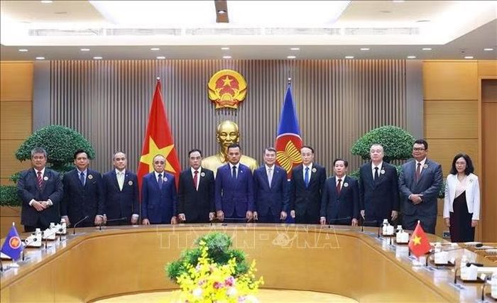 Thủ tướng Lê Minh Hưng với Trưởng đoàn các nước tham dự Hội nghị các nước ASEAN về hợp tác đấu tranh với tội phạm truy nã. Ảnh: Dương Giang/TTXVN
