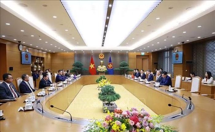 Thủ tướng Lê Minh Hưng tiếp Trưởng đoàn các nước tham dự Hội nghị các nước ASEAN về hợp tác đấu tranh với tội phạm truy nã. Ảnh: Dương Giang/TTXVN