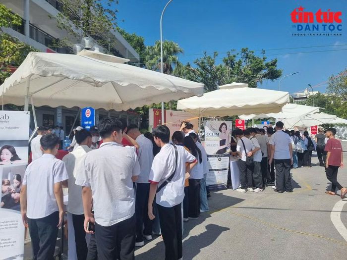Học sinh, sinh viên của nhà trường và các trường, trung tâm giáo dục thường xuyên đối tác đến tìm hiểu kỹ năng, công nghệ mới.