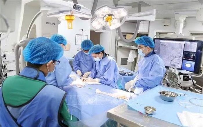 Bác sĩ Bệnh viện đa khoa tỉnh Phú Thọ đưa máy móc hiện đại vào điều trị cho người bệnh. Ảnh: Nguyễn Thảo/TTXVN