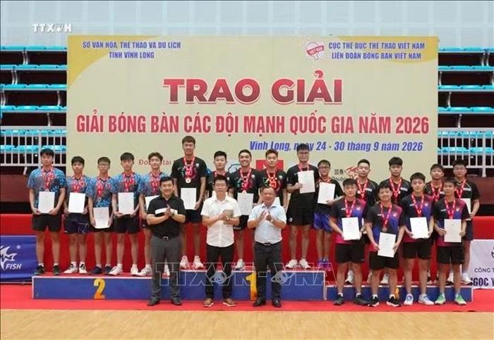 Ban tổ chức trao giải nội dung đồng đội nam.