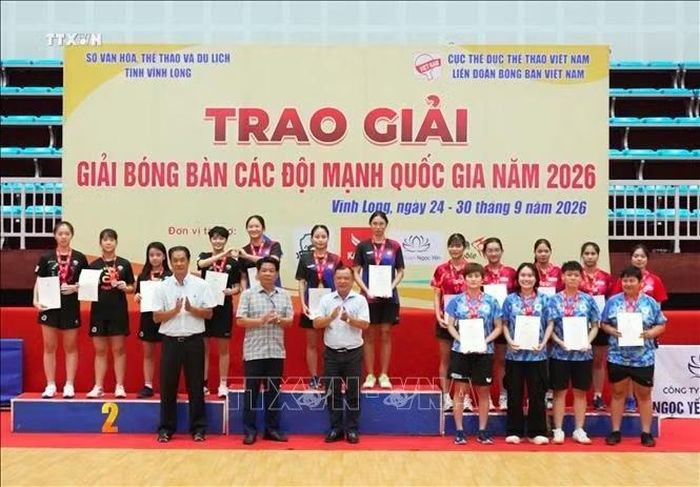 Ban tổ chức trao giải nội dung đồng đội nữ.