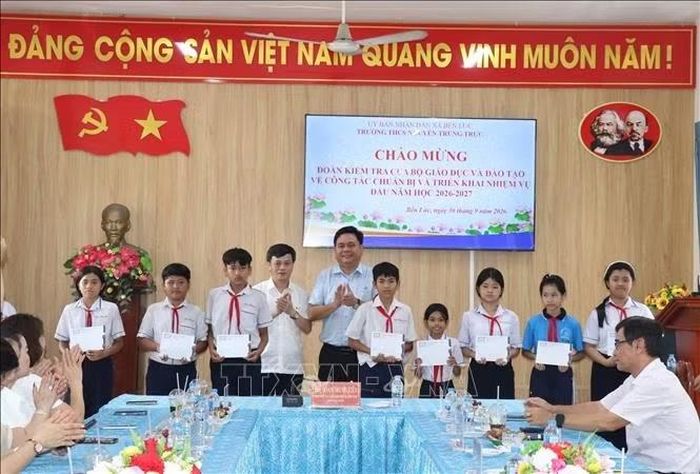 Trao học bổng cho học sinh Trường THCS Nguyễn Trung Trực có hoàn cảnh khó khăn.