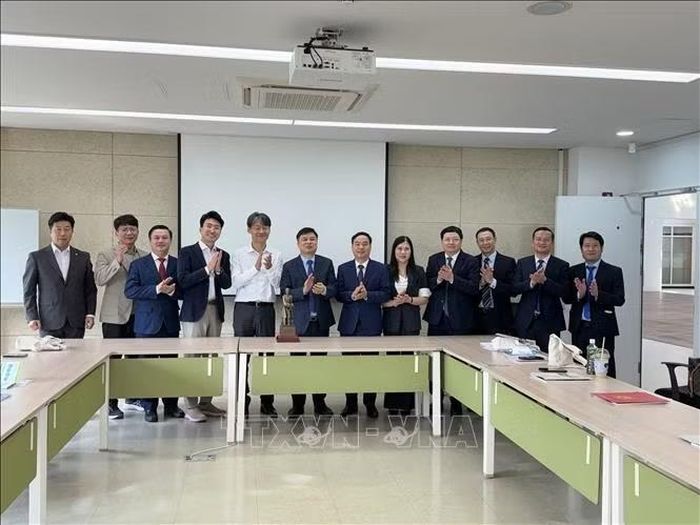 Đoàn công tác tỉnh Hưng Yên chụp ảnh lưu niệm cùng ban lãnh đạo Trung tâm châu Á, Đại học Quốc gia Seoul (SNU).