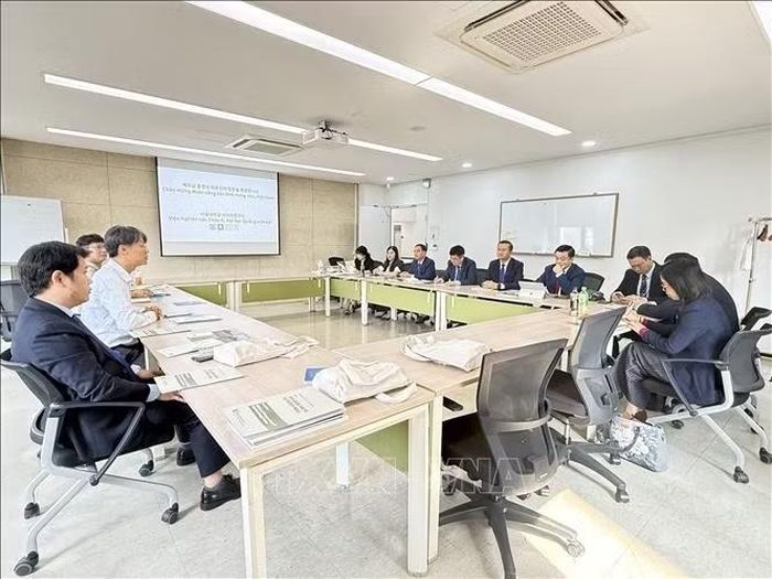 Đoàn công tác tỉnh Hưng Yên làm việc với Trung tâm châu Á, Đại học Quốc gia Seoul (SNU).