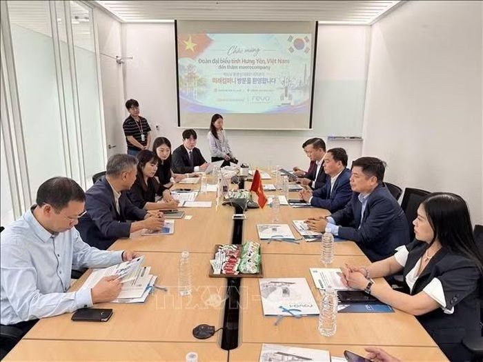 Đoàn công tác tỉnh Hưng Yên làm việc với Công ty Meerecompany, doanh nghiệp Hàn Quốc phát triển và thương mại hóa robot phẫu thuật nội soi ổ bụng revo-1.