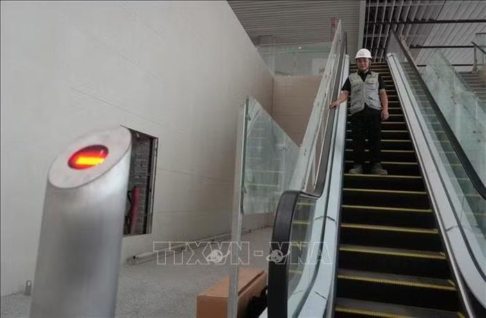 Chạy thử thang cuốn tại nhà ga hành khách sân bay Long Thành.