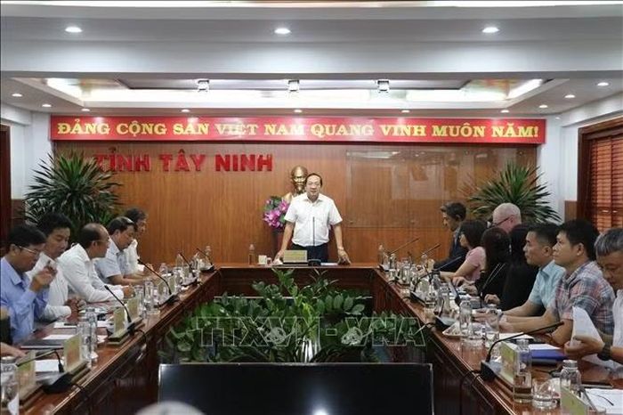 Quang cảnh buổi làm việc giữa Đoàn công tác WB và UBND tỉnh Tây Ninh về Dự án Nâng cấp, cải tạo Quốc lộ 62. Ảnh: Bùi Giang/TTXVN