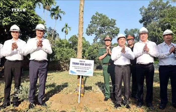 Đồng chí Trịnh Văn Quyết Ủy viên Bộ chính trị, Bí thư Trung ương Đảng, Trưởng ban Tuyên Giáo Trung ương trồng cây lưu niệm tại khu nhà lưu niệm cụ Huỳnh Thúc Kháng. Ảnh: Trần Tĩnh/TTXVN.