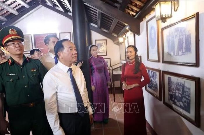 Đồng chí Trịnh Văn Quyết, Ủy viên Bộ chính trị, Bí thư Trung ương Đảng, Trưởng ban Tuyên Giáo Trung ương cùng đoàn công tác tham quan nhà lưu niệm cụ Huỳnh Thúc Kháng.
