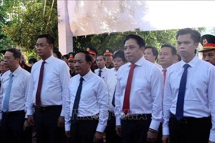 Đồng chí Trịnh Văn Quyết, Ủy viên Bộ chính trị, Bí thư Trung ương Đảng, Trưởng ban Tuyên Giáo Trung ương cùng đoàn công tác dâng hoa, dâng hương tại nhà lưu niệm Huỳnh Thúc Kháng.