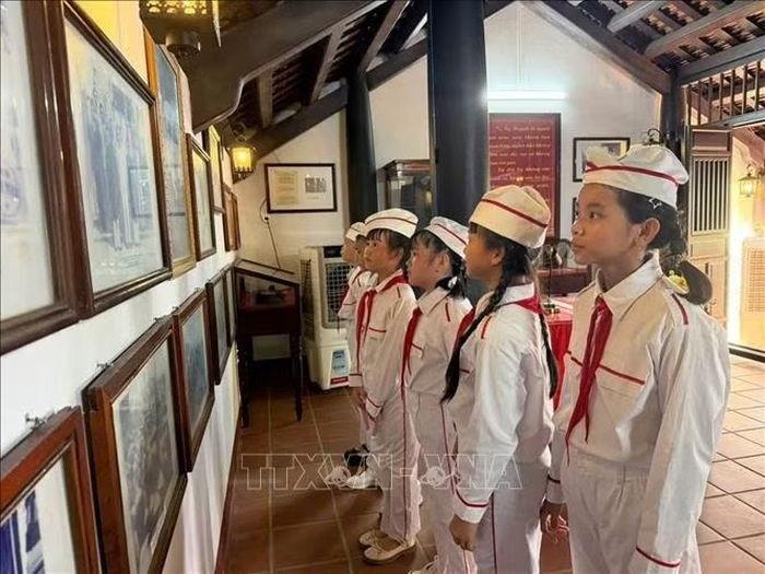 Thiếu nhi tham quan nhà lưu niệm Huỳnh Thúc Kháng tại xã Thạnh Bình, thành phố Đà Nẵng.