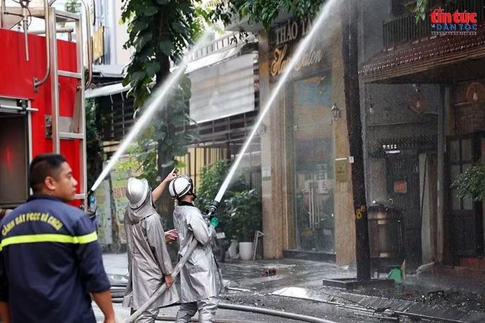 Lực lượng PCCC tiếp tục phun nước làm mát, kiểm tra các khu vực có nguy cơ cháy trở lại sau khi đám cháy cơ bản được khống chế.