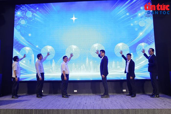Lãnh đạo TP Hồ Chí Minh cùng đại diện các sở, ban, ngành thực hiện nghi thức phát động Giải thưởng I-Star 2026.