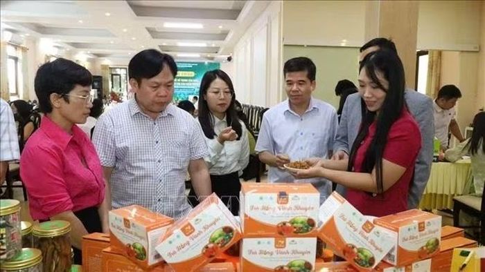 Các đại biểu thưởng thức các sản phẩm từ hồng Vành Khuyên tỉnh Lạng Sơn. Ảnh: TTXVN phát