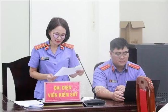 Đại diện VKSND khu vực 7, Hà Nội trình bày tại phiên tòa.