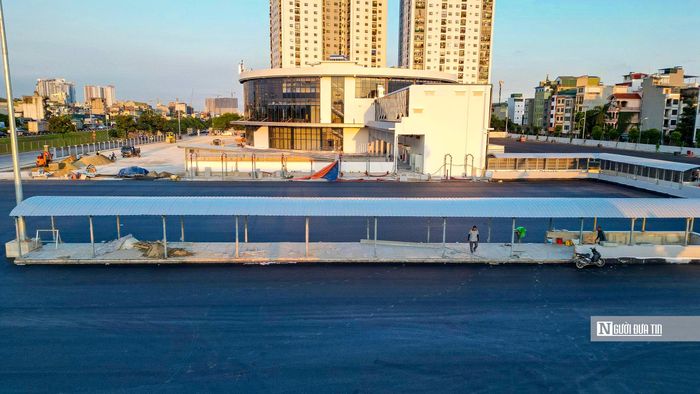 Các bãi đỗ xe, lối lên xuống bằng thang bộ và thang máy được đầu tư hiện đại, phục vụ hành khách.