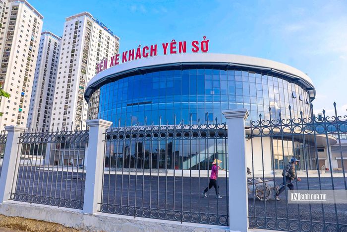 Hiện tại, đơn vị thi công chỉnh trang các khu vực, thảm nhựa xung quanh bến xe.