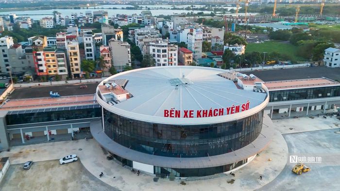 Trong ảnh là tòa nhà trung tâm bến xe hình tròn 4 tầng (3 tầng nổi, 1 tầng hầm) đã thành hình. Theo thiết kế, tòa nhà chính có diện tích 2.000 m2. Tầng 1 là khu bán vé và showroom, tầng 2 được bố trí các cửa hàng kinh doanh đồ ăn nhanh. Phía ngoài công trình được lắp kính cường lực.