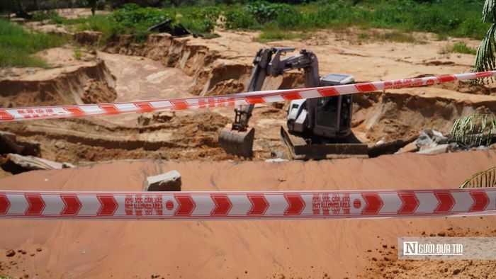 Khu vực nguy hiểm được căng dây cảnh báo nhằm hạn chế người và phương tiện đi vào.