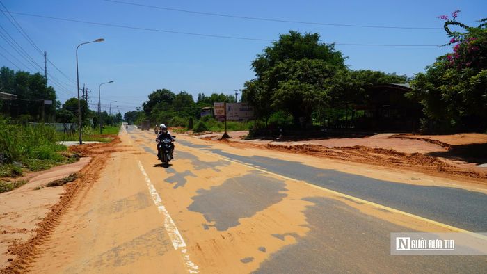 Cát đỏ trên đường Nguyễn Thông đã cơ bản được lực lượng chức năng phường Phú Thủy xử lý, tuy nhiên, dấu vết cát tràn vẫn còn trên mặt đường.