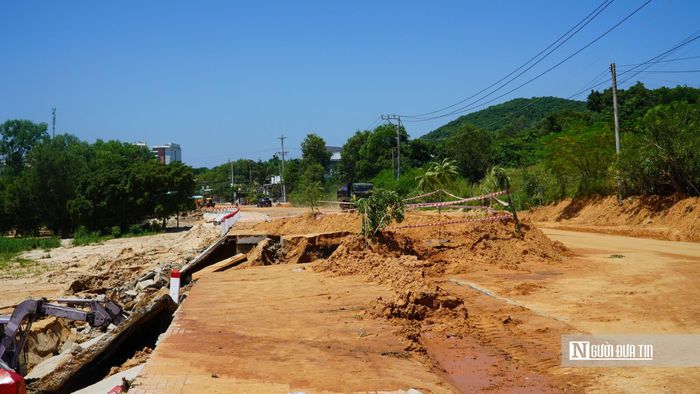 Đây là tuyến đường kết nối từ đường Nguyễn Thông vào khu vực các khu nghỉ dưỡng ở phường Phú Thuỷ. Việc mặt đường bị hư hỏng khiến việc lưu thông qua khu vực gặp khó khăn.