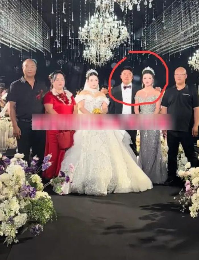 Mẹ chồng ăn mặc lộng lẫy trong đám cưới gây tranh cãi. Ảnh:Sohu