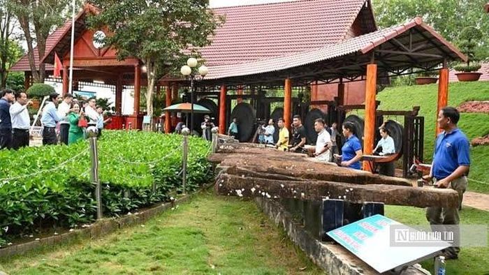 Các nghệ nhân biểu diễn đàn đá tại Sóc Bom Bo, góp phần đưa những giá trị văn hóa truyền thống đến gần hơn với du khách.