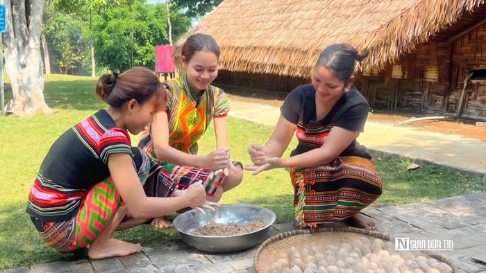 Thanh niên Bom Bo học cách chế biến rượu cần, góp phần trao truyền nghề truyền thống và gìn giữ giá trị văn hóa của cộng đồng.