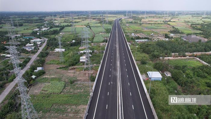 Ghi nhận thực tế tại các đoạn đã đưa vào khai thác cho thấy tuyến cao tốc góp phần mở thêm lựa chọn đi lại, giảm áp lực cho một số tuyến đường hiện hữu.