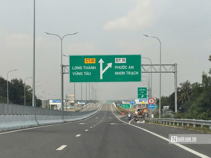 Hiện tại, xe trên cao tốc Bến Lức - Long Thành sẽ được chạy đến nút giao Quốc lộ 51, mà chưa thể đi tiếp để chuyển qua tuyến Biên Hòa - Vũng Tàu. Chiều ngược lại, xe từ cao tốc Biên Hòa - Vũng Tàu cũng chưa thể nhập vào tuyến Bến Lức - Long Thành để đi về miền Tây.