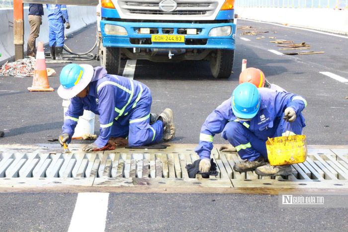 Cây cầu này từng gặp nhiều vướng mắc dẫn đến phải tạm dừng thi công nhiều năm và tái khởi động từ năm 2025, hiện sẵn sàng bắt đầu sứ mệnh đón các phương tiện ô tô qua lại, giúp rút ngắn cung đường từ miền Tây về Đồng Nai và ngược lại.