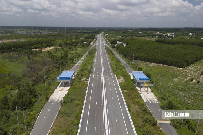 Không chỉ rút ngắn hành trình giữa miền Tây và Đông Nam Bộ, tuyến cao tốc Bến Lức - Tp.HCM - Long Thành sau khi thông xe toàn tuyến được kỳ vọng còn mở thêm một hành lang vận tải xuyên qua Tp.HCM, kết nối các trung tâm đô thị, khu công nghiệp, cảng biển và đầu mối giao thông lớn. Cùng hệ thống cao tốc, quốc lộ và cụm cảng biển khu vực đang được đầu tư, hoàn thiện, cao tốc Bến Lức - Long Thành sẽ trở thành một mắt xích quan trọng trong mạng lưới vận tải liên vùng.