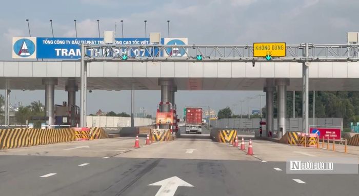 Đối với xe dưới 12 chỗ, mức phí cho toàn hành trình từ cao tốc Tp.HCM - Trung Lương đến Quốc lộ 51 là 111.694 đồng; xe từ 12 đến 30 chỗ là 167.540 đồng; xe từ 31 chỗ trở lên là 223.387 đồng. Xe tải từ 10 tấn đến dưới 18 tấn, xe container dưới 40 feet có mức phí toàn hành trình 279.234 đồng; xe tải từ 18 tấn trở lên và xe container từ 40 feet trở lên có mức phí 446.774 đồng.