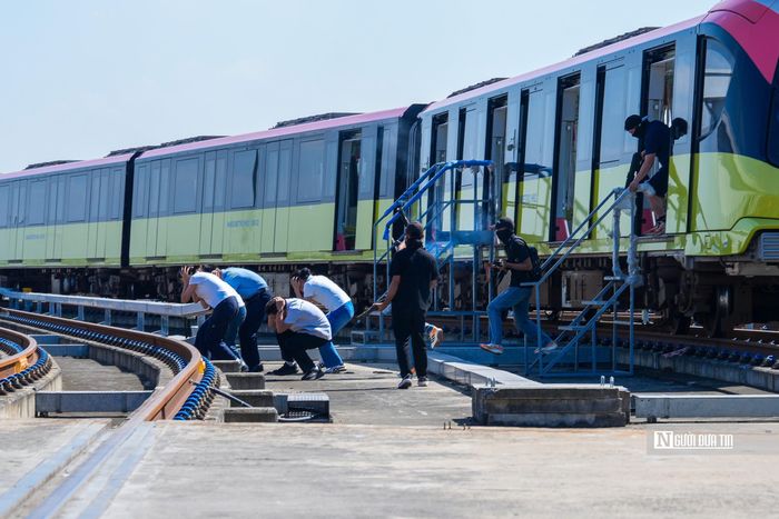 Tình huống những tên khủng bố được bị súng bắt giữ con tin khi di chuyển trên tuyến đường sắt đô thị số 3, đoạn Nhổn – Ga Hà Nội.