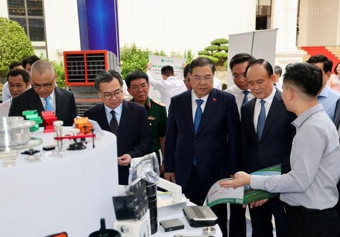 Trưởng ban Chính sách, chiến lược Trung ương Nguyễn Thanh Nghị, Phó Thủ tướng Thường trực Chính phủ Phạm Gia Túc và các đại biểu tham quan gian trưng bày sản phẩm tại Hội thảo (Ảnh: VGP).