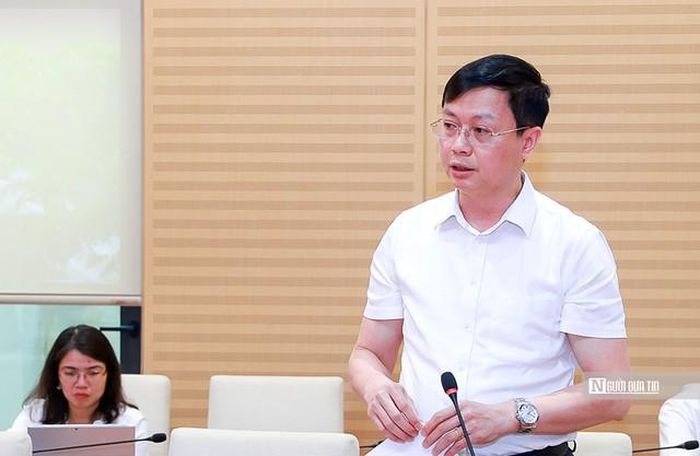 Giám đốc Sở Giáo dục và Đào tạo Hà Nội Nguyễn Văn Hiền giải trình tại phiên họp.