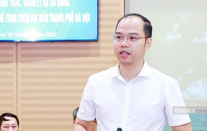 Bí thư Thành đoàn Hà Nội Nguyễn Tiến Hưng giải trình tại phiên họp.