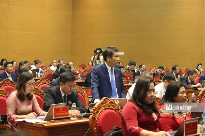 Đại biểu Phạm Quang Ân nêu trăn trở về mức hỗ trợ cho cán bộ thôn, tổ dân phố nghỉ việc sau sắp xếp.