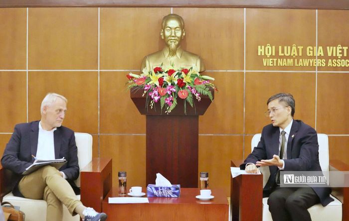 Chủ tịch Hội Luật gia Việt Nam Nguyễn Khánh Ngọc tiếp chuyên gia Cộng Hoà Liên bang Đức và Trưởng đại diện Viện KAS tại Việt Nam.